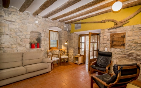 Sala de estar con sofá y sillones